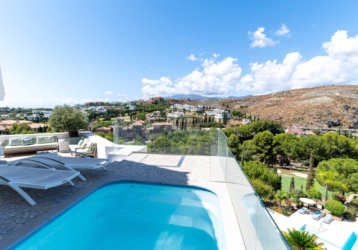 Första Line Golf Duplex Penthouse med privat pool och havsutsikt