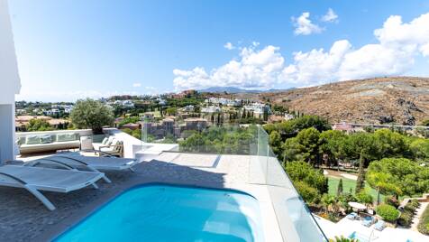 Maisonette-Penthouse mit privatem Pool und Blick auf Meer und Golfplatz