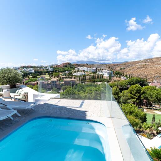 Maisonette-Penthouse mit privatem Pool und Blick auf Meer und Golfplatz