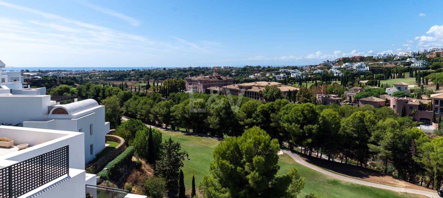 Maisonette-Penthouse mit privatem Pool und Blick auf Meer und Golfplatz