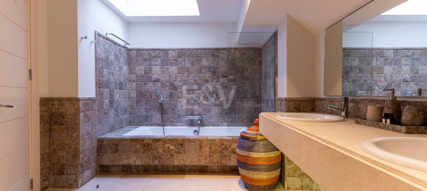 Maisonette-Penthouse mit privatem Pool und Blick auf Meer und Golfplatz