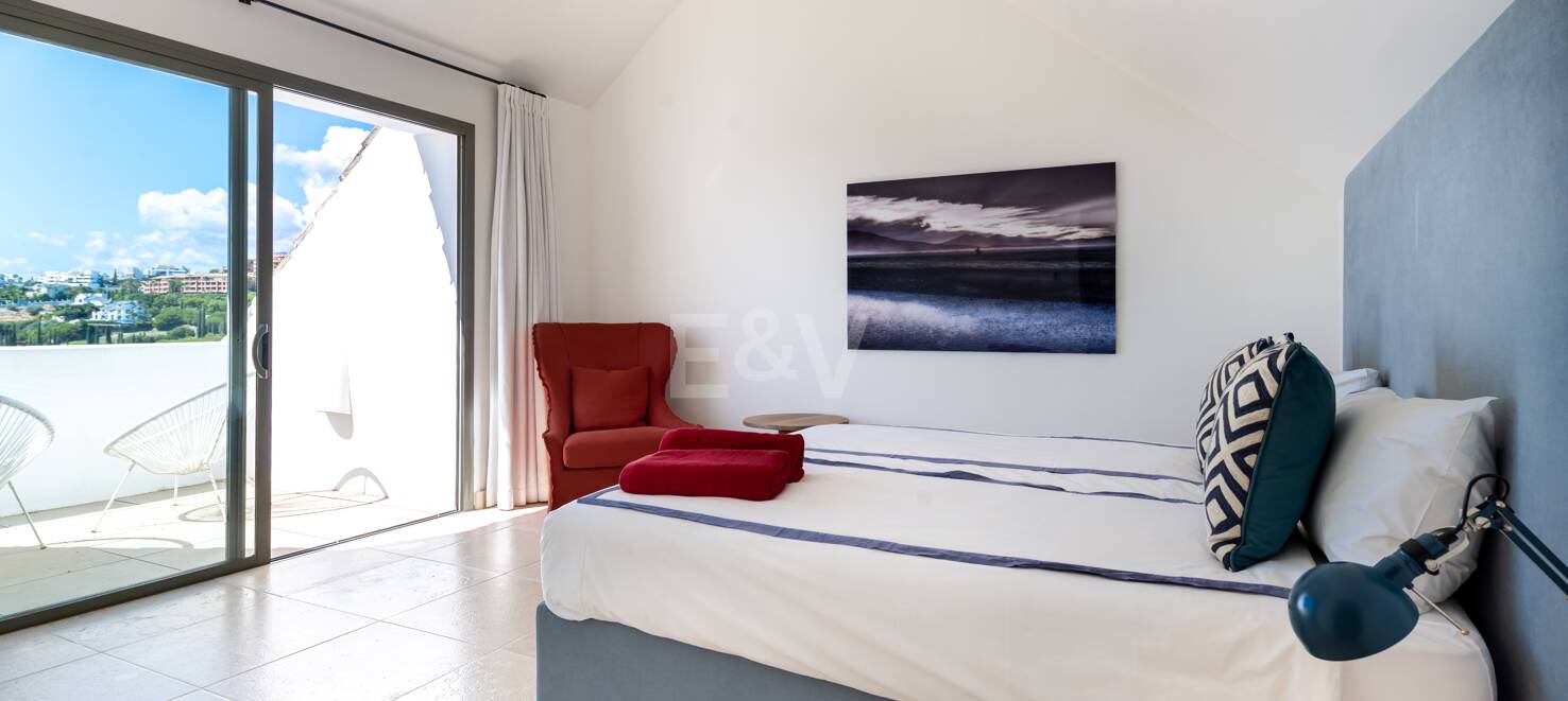 Maisonette-Penthouse mit privatem Pool und Blick auf Meer und Golfplatz