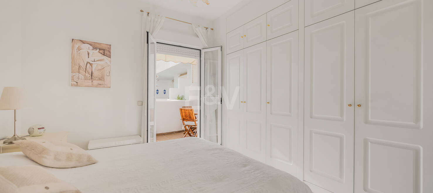 Impresionante ático con vistas al mar en la Milla de Oro de Marbella, a pocos pasos de la playa y de todas las comodidades