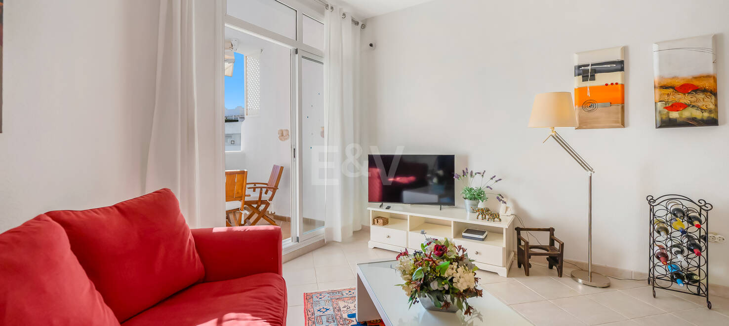 Impresionante ático con vistas al mar en la Milla de Oro de Marbella, a pocos pasos de la playa y de todas las comodidades