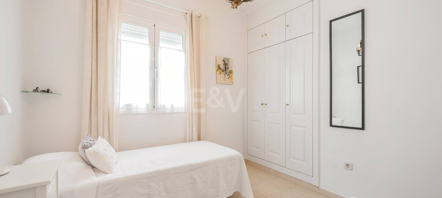 Impresionante ático con vistas al mar en la Milla de Oro de Marbella, a pocos pasos de la playa y de todas las comodidades