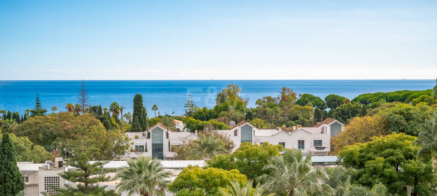Impresionante ático con vistas al mar en la Milla de Oro de Marbella, a pocos pasos de la playa y de todas las comodidades