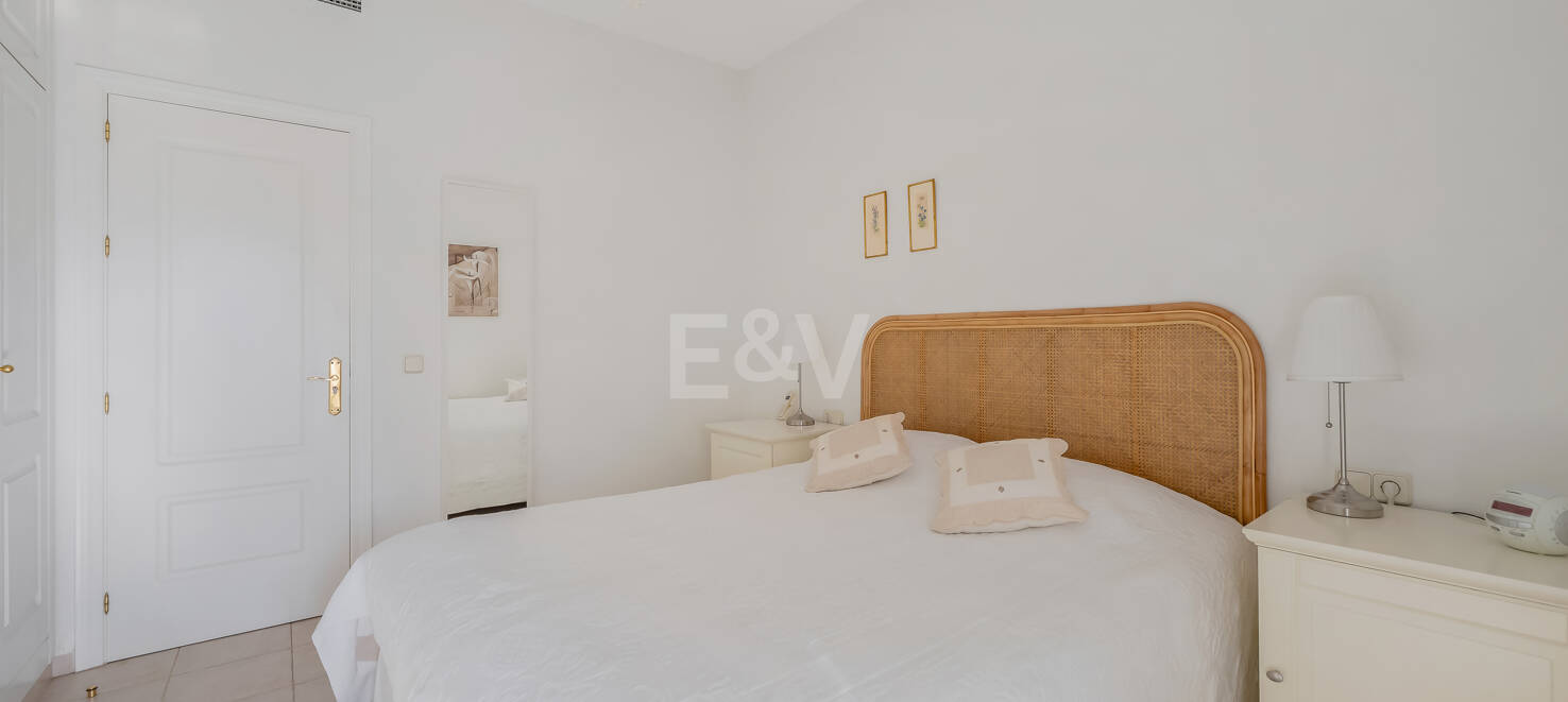 Impresionante ático con vistas al mar en la Milla de Oro de Marbella, a pocos pasos de la playa y de todas las comodidades