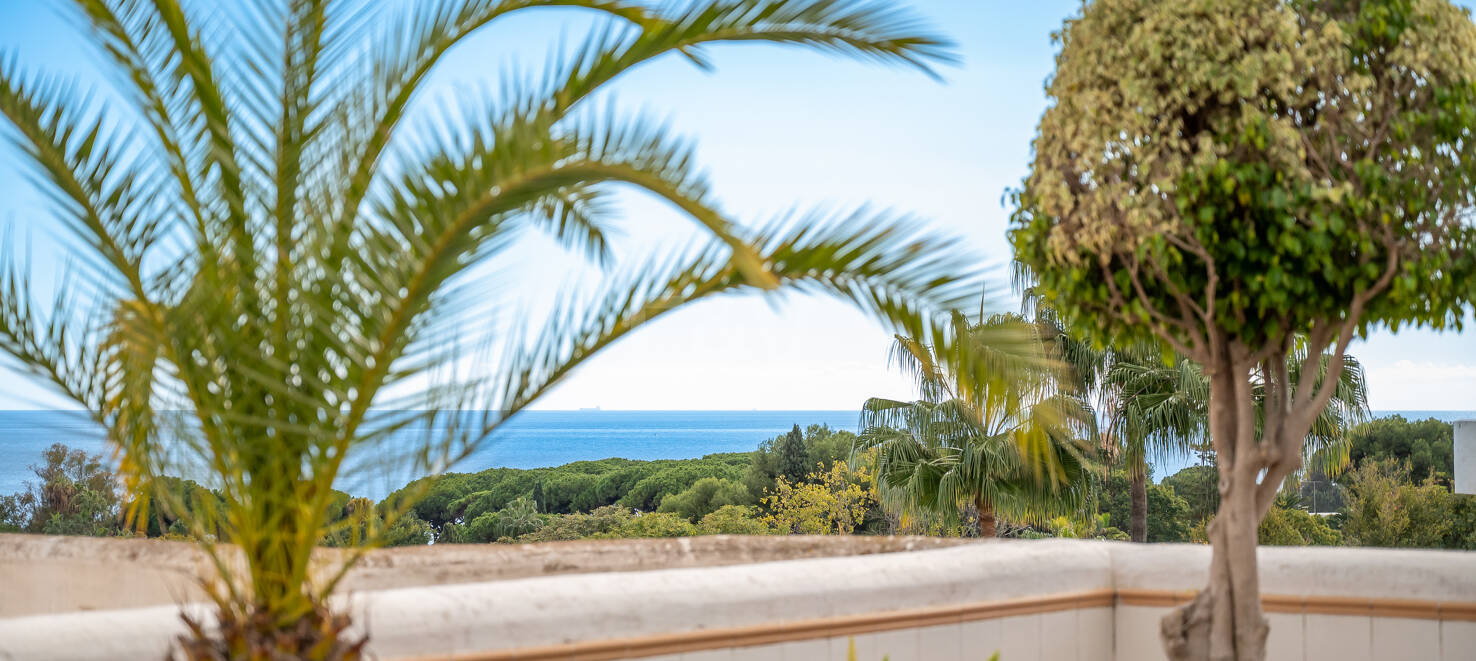 Impresionante ático con vistas al mar en la Milla de Oro de Marbella, a pocos pasos de la playa y de todas las comodidades