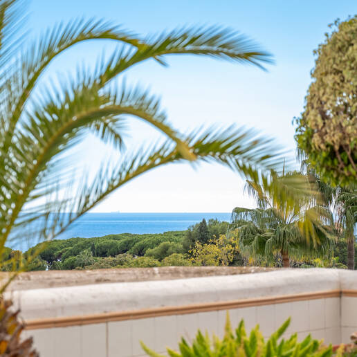 Impresionante ático con vistas al mar en la Milla de Oro de Marbella, a pocos pasos de la playa y de todas las comodidades