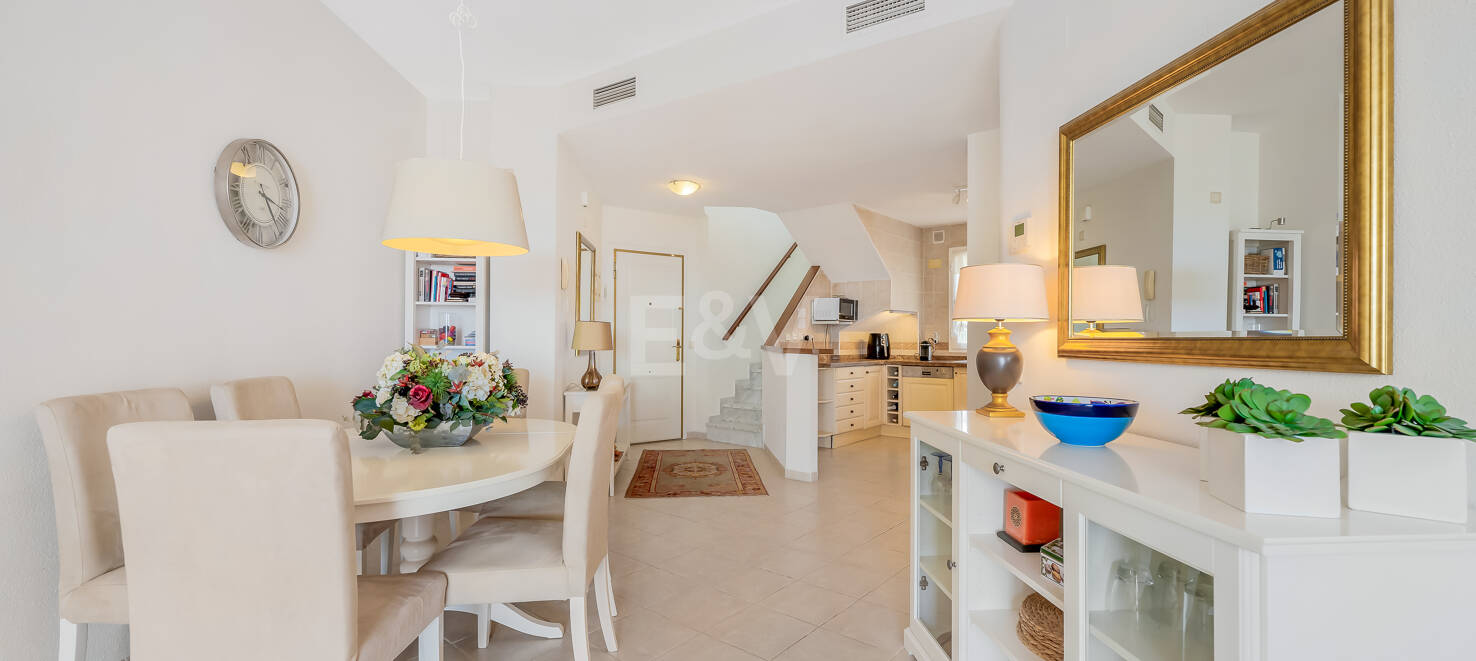 Impresionante ático con vistas al mar en la Milla de Oro de Marbella, a pocos pasos de la playa y de todas las comodidades