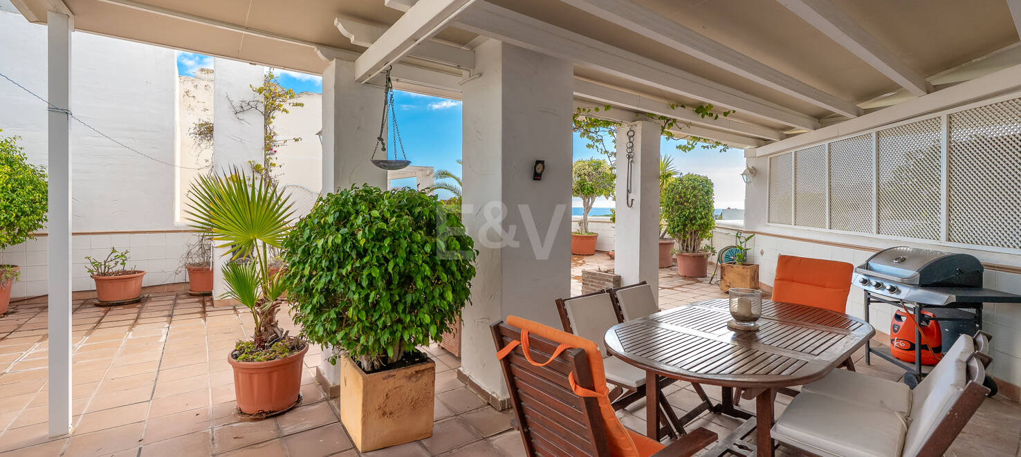 Impresionante ático con vistas al mar en la Milla de Oro de Marbella, a pocos pasos de la playa y de todas las comodidades