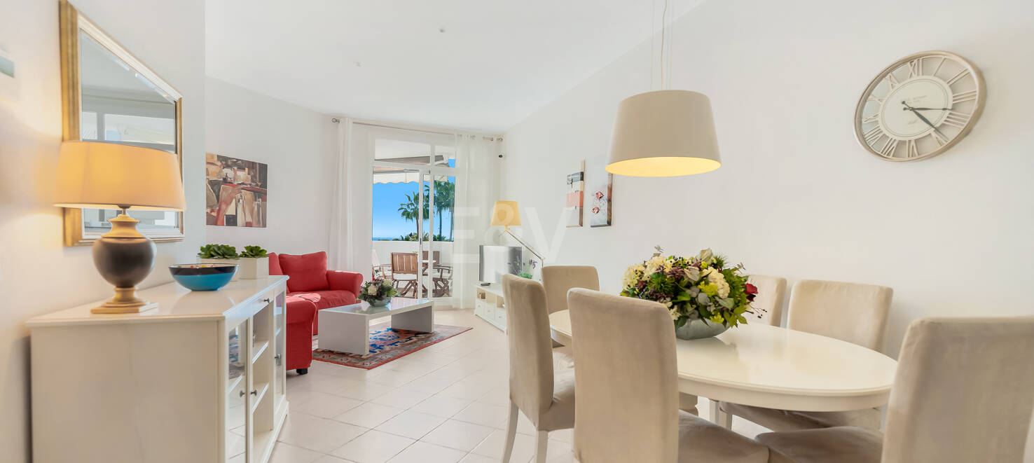 Impresionante ático con vistas al mar en la Milla de Oro de Marbella, a pocos pasos de la playa y de todas las comodidades