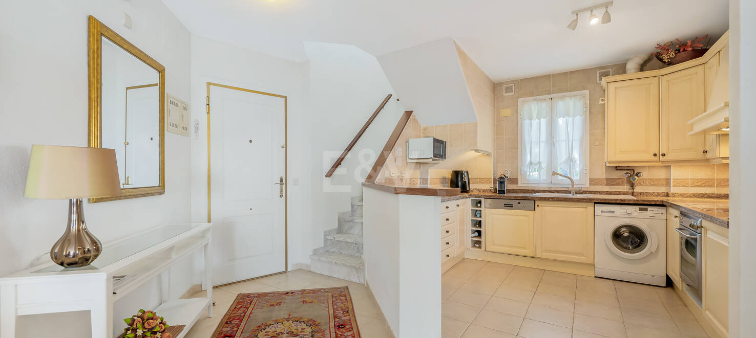 Impresionante ático con vistas al mar en la Milla de Oro de Marbella, a pocos pasos de la playa y de todas las comodidades