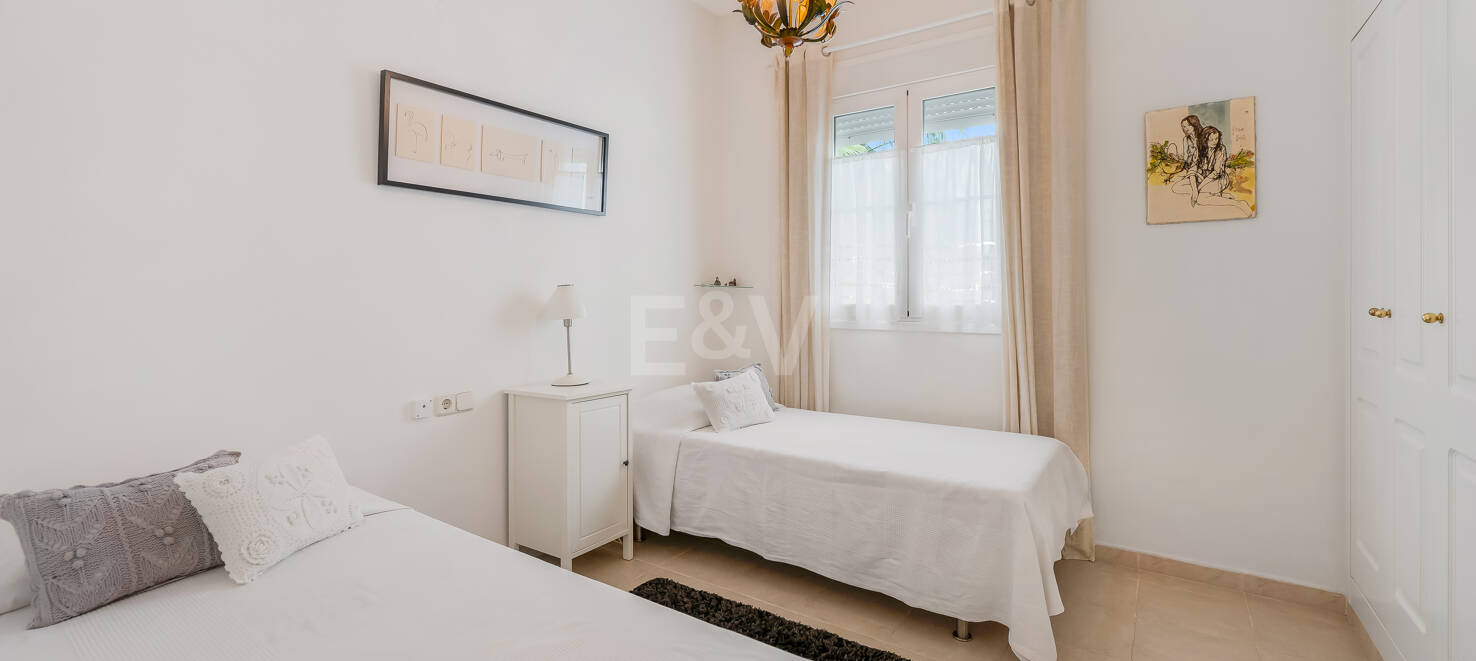 Impresionante ático con vistas al mar en la Milla de Oro de Marbella, a pocos pasos de la playa y de todas las comodidades