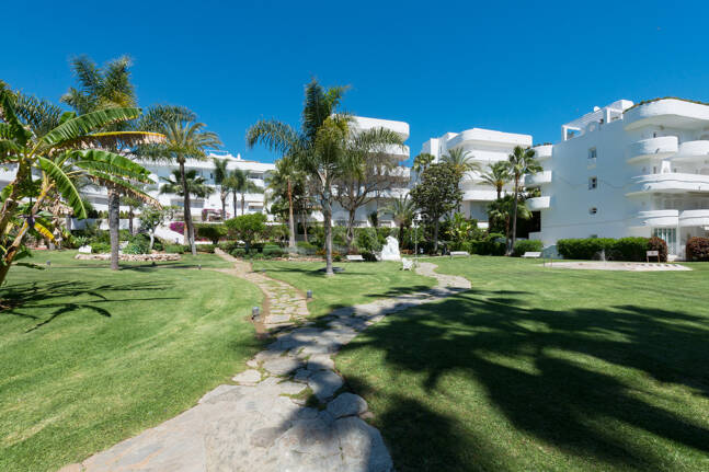 Stunning Sea-View Penthouse on Marbella’s Golden Mile, Steps from Beach & Amenities