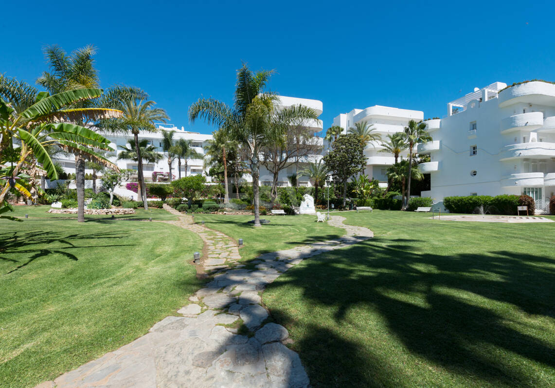 Atemberaubendes Penthouse mit Meerblick an der Goldenen Meile von Marbella, nur wenige Schritte vom Strand und allen Annehmlichkeiten entfernt