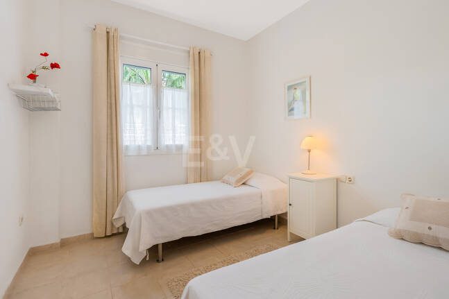 Stunning Sea-View Penthouse on Marbella’s Golden Mile, Steps from Beach & Amenities