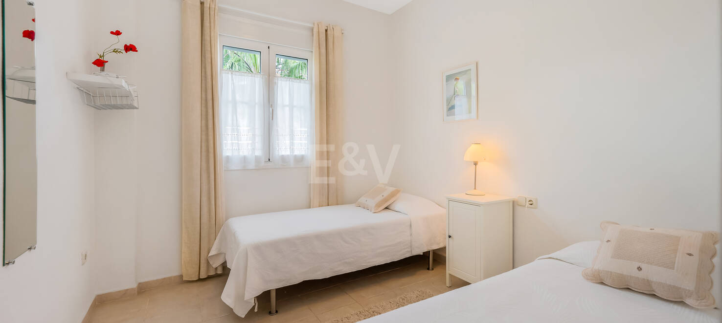 Impresionante ático con vistas al mar en la Milla de Oro de Marbella, a pocos pasos de la playa y de todas las comodidades