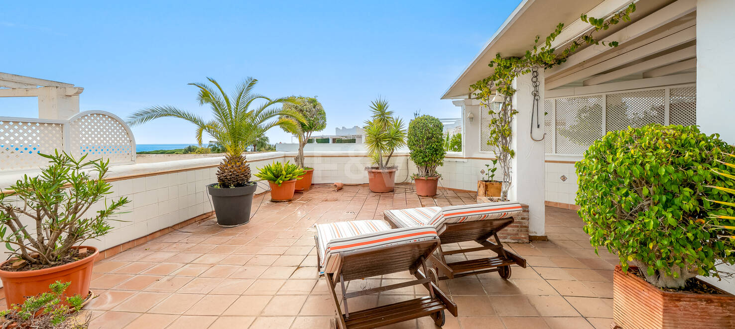 Impresionante ático con vistas al mar en la Milla de Oro de Marbella, a pocos pasos de la playa y de todas las comodidades