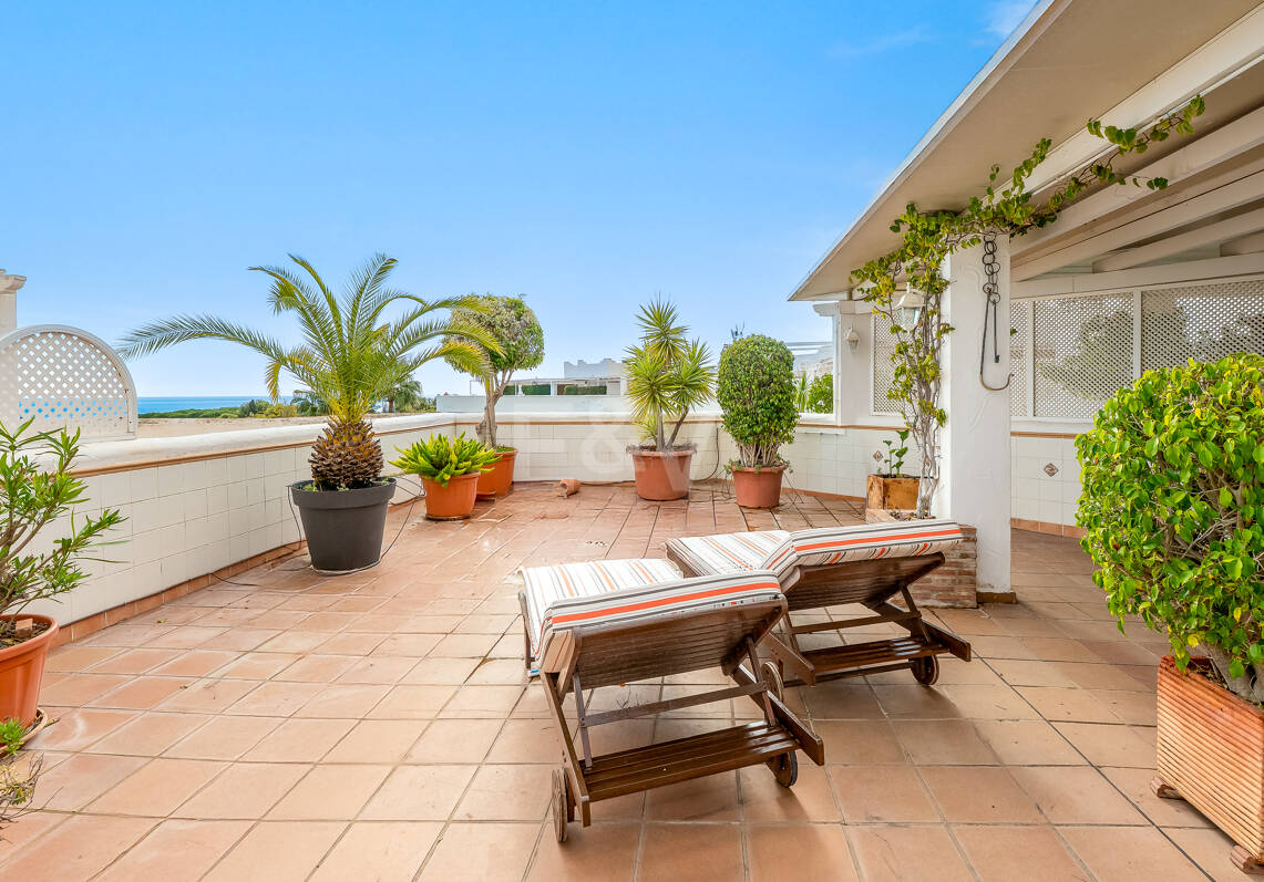 Atemberaubendes Penthouse mit Meerblick an der Goldenen Meile von Marbella, nur wenige Schritte vom Strand und allen Annehmlichkeiten entfernt