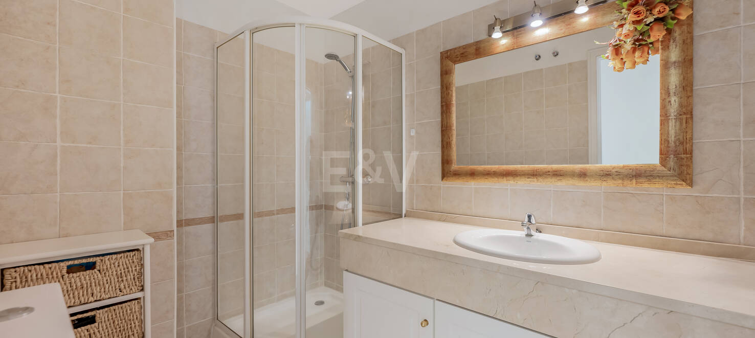 Impresionante ático con vistas al mar en la Milla de Oro de Marbella, a pocos pasos de la playa y de todas las comodidades