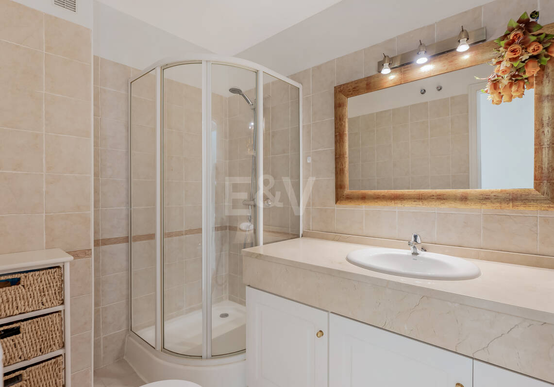 Atemberaubendes Penthouse mit Meerblick an der Goldenen Meile von Marbella, nur wenige Schritte vom Strand und allen Annehmlichkeiten entfernt