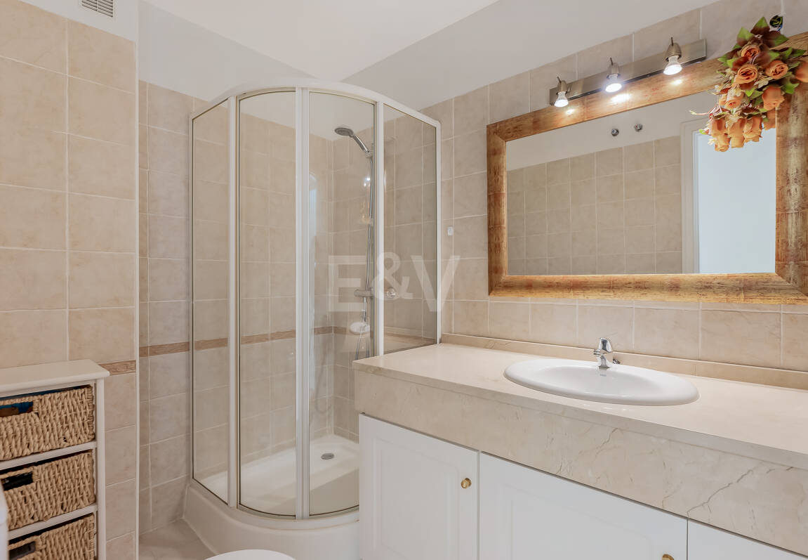 Stunning Sea-View Penthouse on Marbella’s Golden Mile, Steps from Beach & Amenities