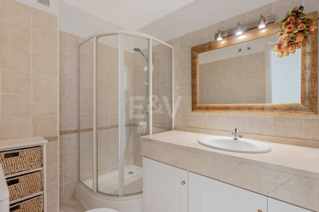 Stunning Sea-View Penthouse on Marbella’s Golden Mile, Steps from Beach & Amenities