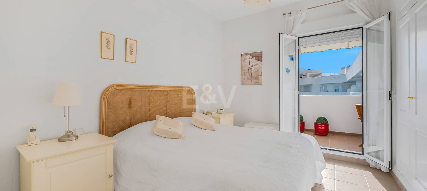 Impresionante ático con vistas al mar en la Milla de Oro de Marbella, a pocos pasos de la playa y de todas las comodidades