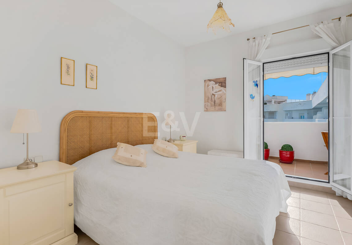 Atemberaubendes Penthouse mit Meerblick an der Goldenen Meile von Marbella, nur wenige Schritte vom Strand und allen Annehmlichkeiten entfernt