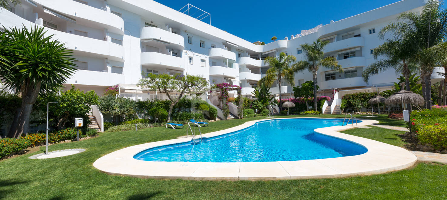 Impresionante ático con vistas al mar en la Milla de Oro de Marbella, a pocos pasos de la playa y de todas las comodidades