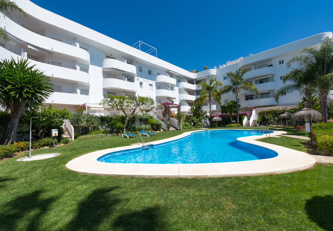 Stunning Sea-View Penthouse on Marbella’s Golden Mile, Steps from Beach & Amenities
