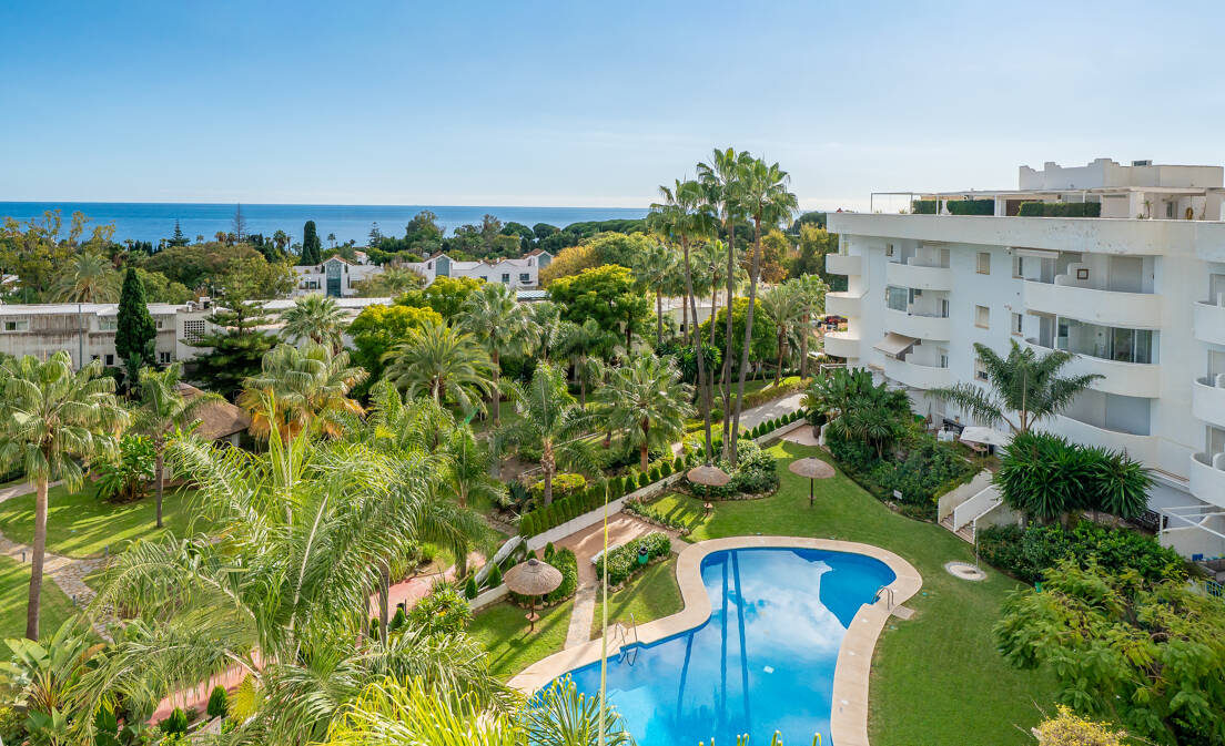 Stunning Sea-View Penthouse on Marbella’s Golden Mile, Steps from Beach & Amenities