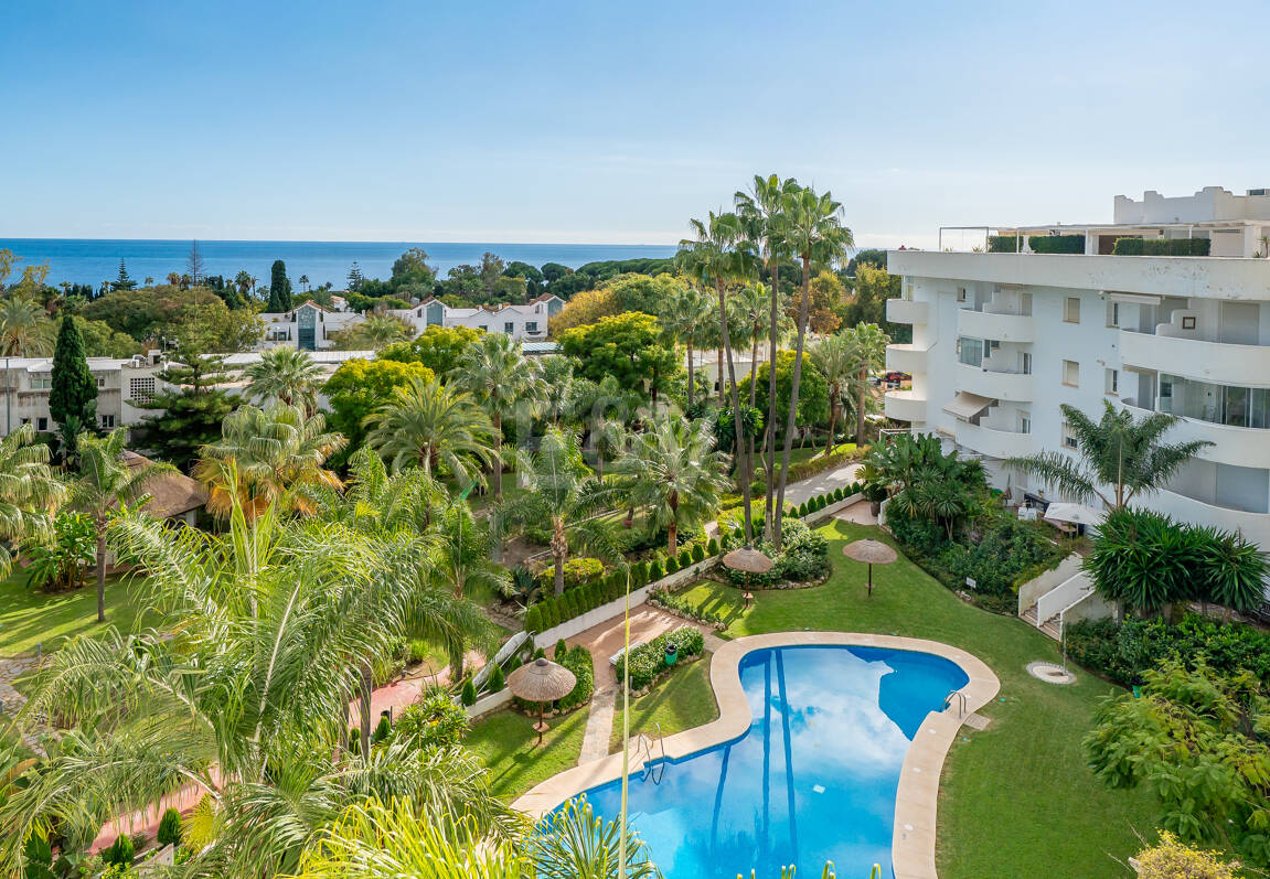 Stunning Sea-View Penthouse on Marbella’s Golden Mile, Steps from Beach & Amenities