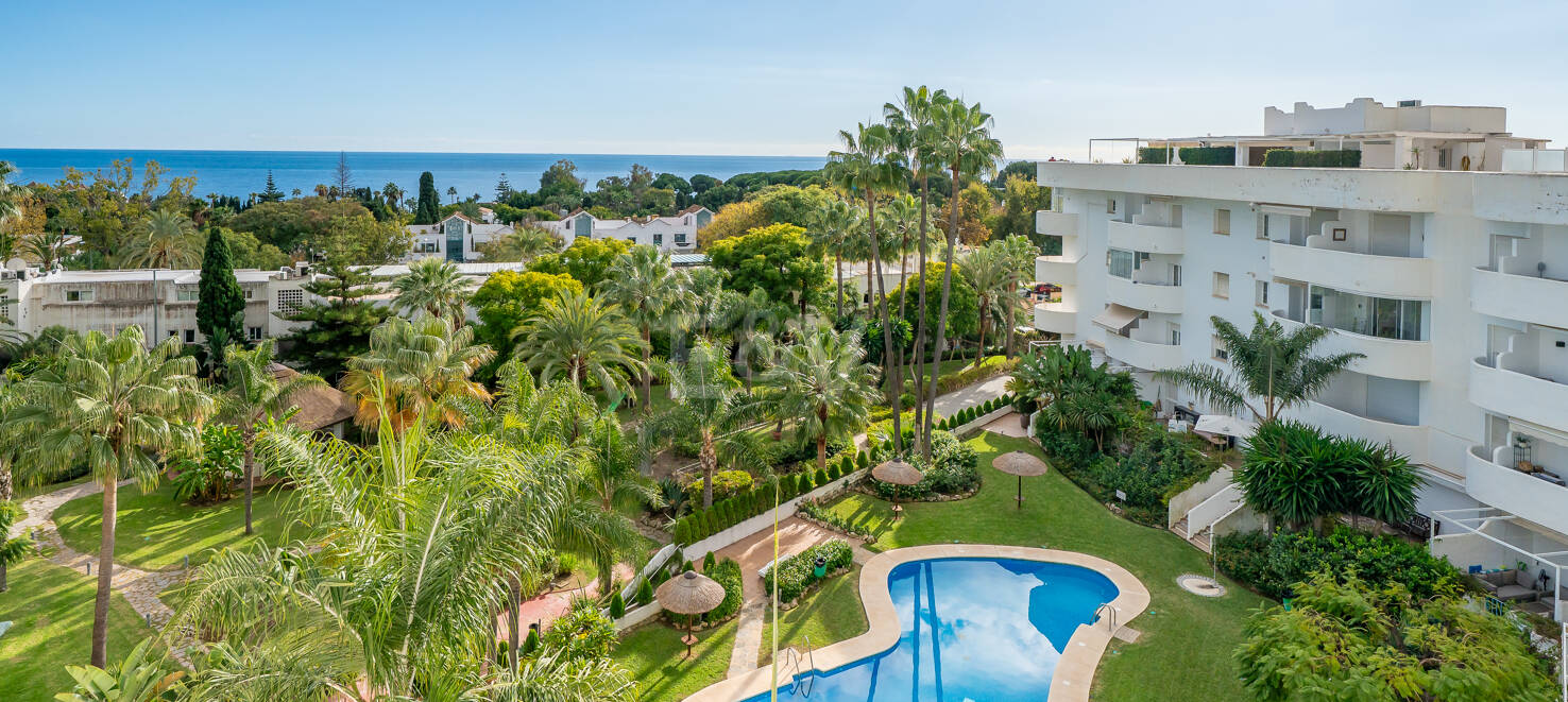 Impresionante ático con vistas al mar en la Milla de Oro de Marbella, a pocos pasos de la playa y de todas las comodidades