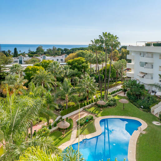 Impresionante ático con vistas al mar en la Milla de Oro de Marbella, a pocos pasos de la playa y de todas las comodidades