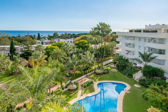 Stunning Sea-View Penthouse on Marbella’s Golden Mile, Steps from Beach & Amenities