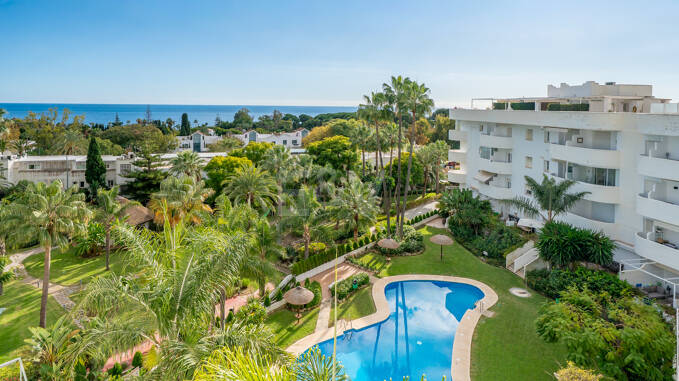 Stunning Sea-View Penthouse på Marbellas Golden Mile, steg från Beach & bekvämligheter