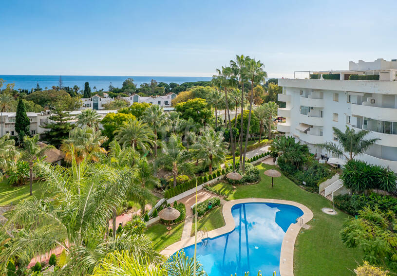 Stunning Sea-View Penthouse on Marbella’s Golden Mile, Steps from Beach & Amenities