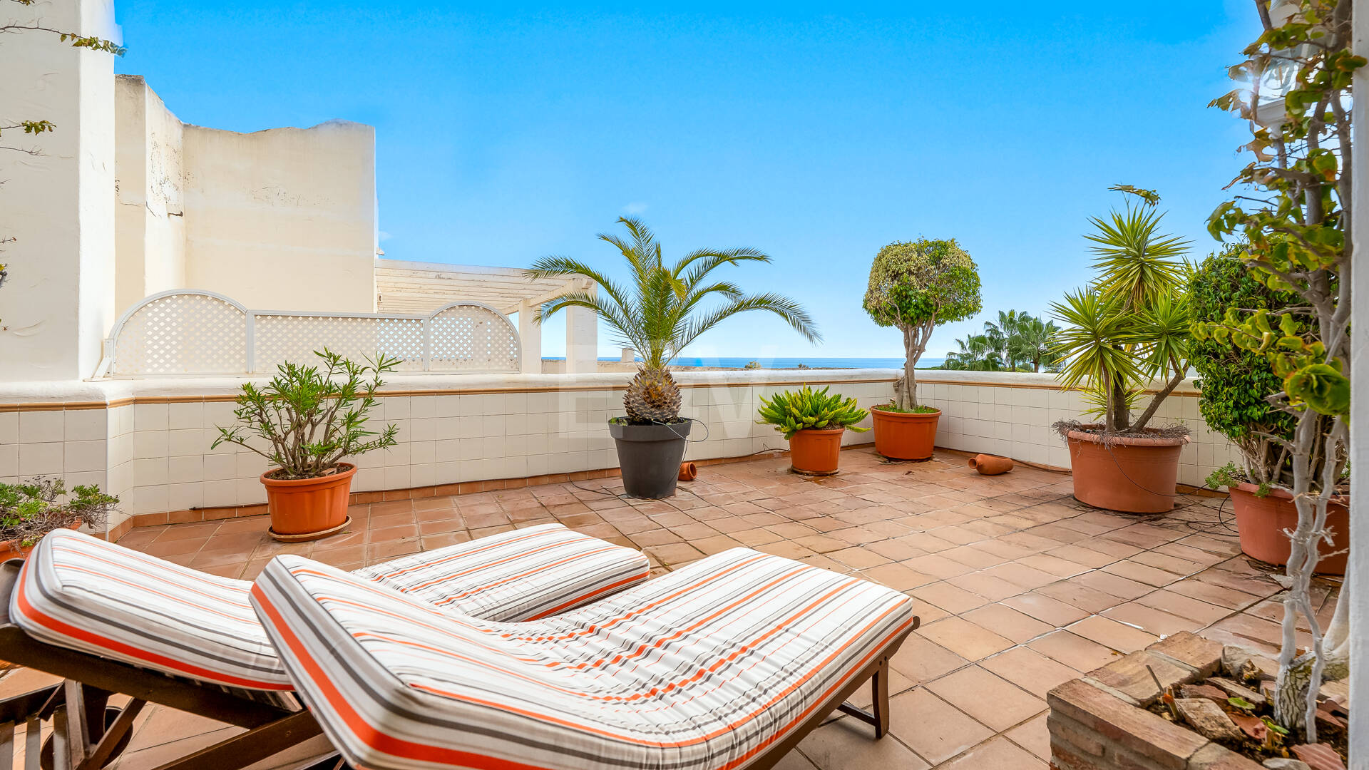 Stunning Sea-View Penthouse on Marbella’s Golden Mile, Steps from Beach & Amenities
