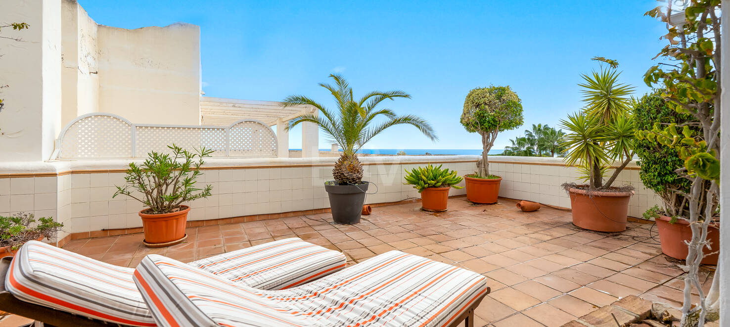 Impresionante ático con vistas al mar en la Milla de Oro de Marbella, a pocos pasos de la playa y de todas las comodidades