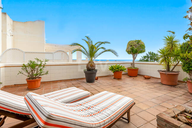 Stunning Sea-View Penthouse on Marbella’s Golden Mile, Steps from Beach & Amenities