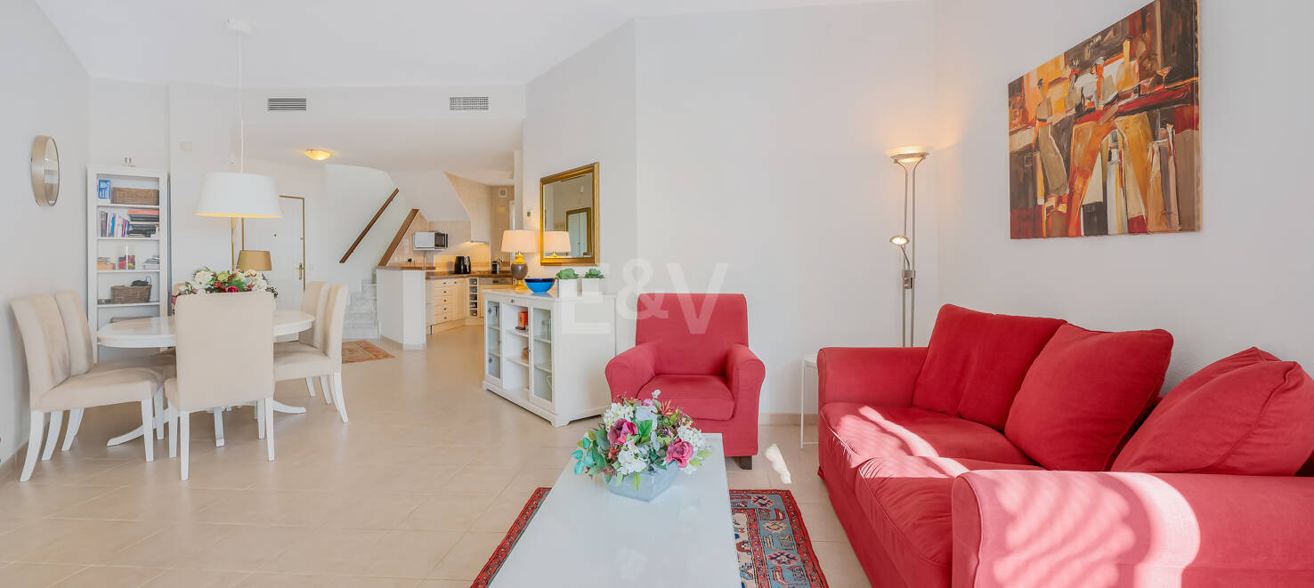 Impresionante ático con vistas al mar en la Milla de Oro de Marbella, a pocos pasos de la playa y de todas las comodidades