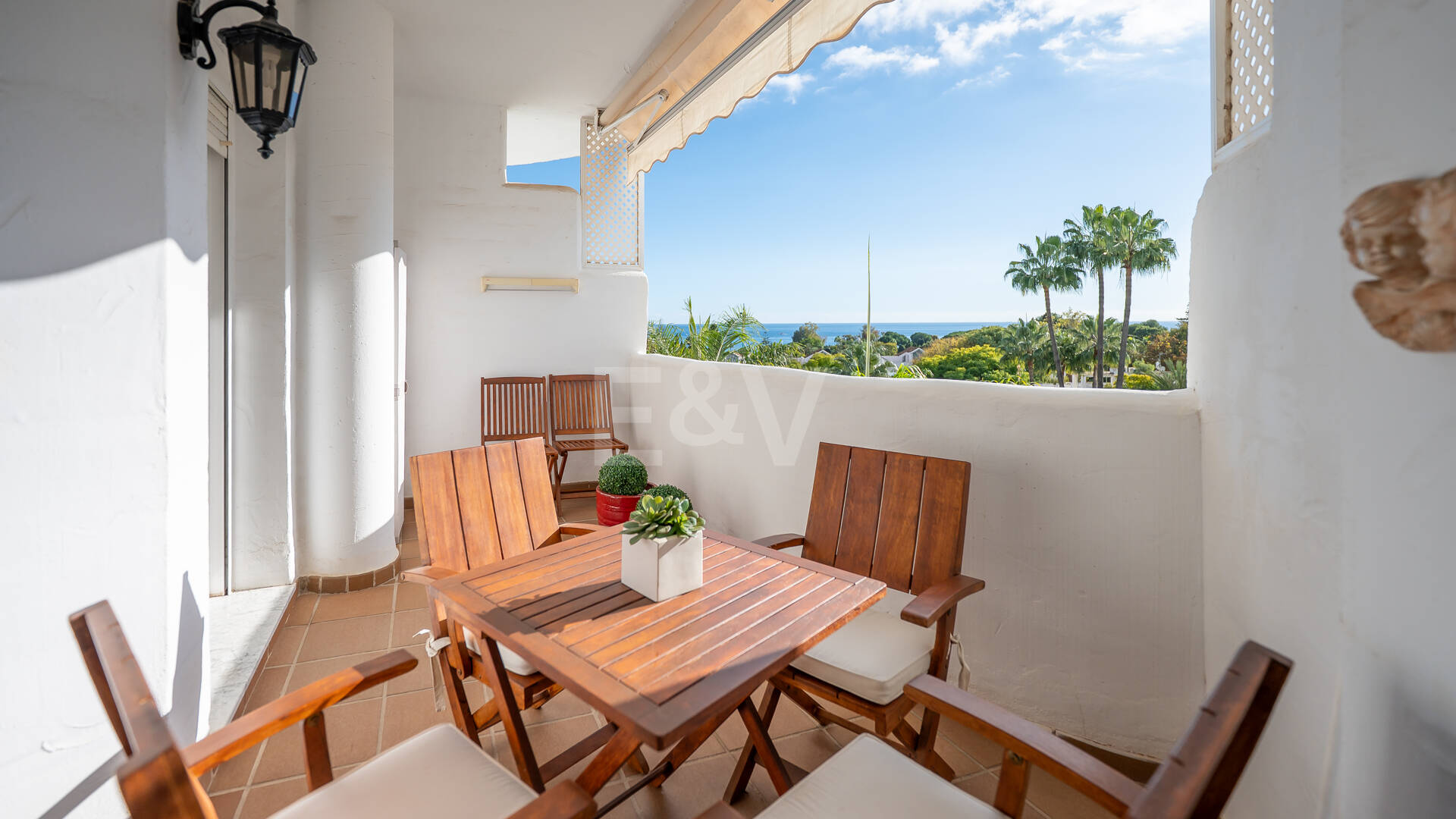 Stunning Sea-View Penthouse on Marbella’s Golden Mile, Steps from Beach & Amenities