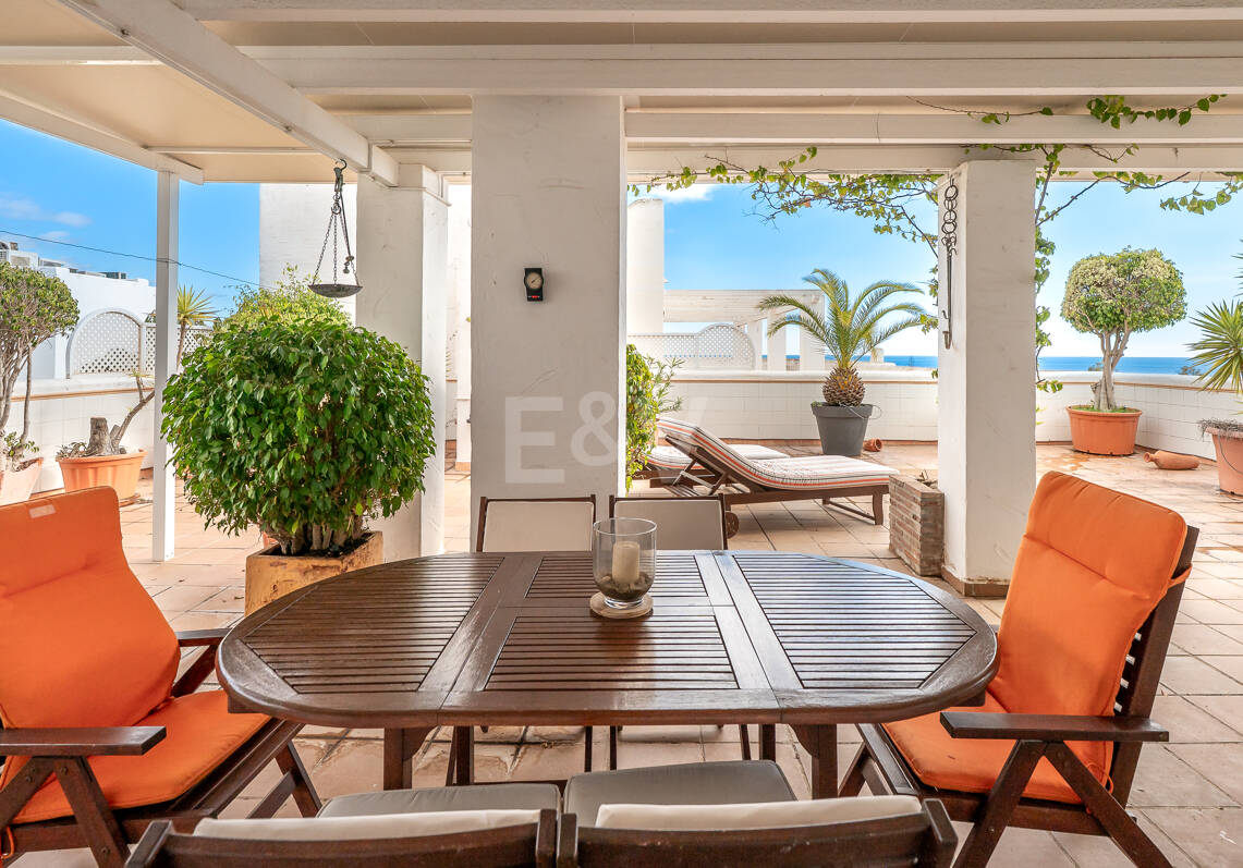 Atemberaubendes Penthouse mit Meerblick an der Goldenen Meile von Marbella, nur wenige Schritte vom Strand und allen Annehmlichkeiten entfernt