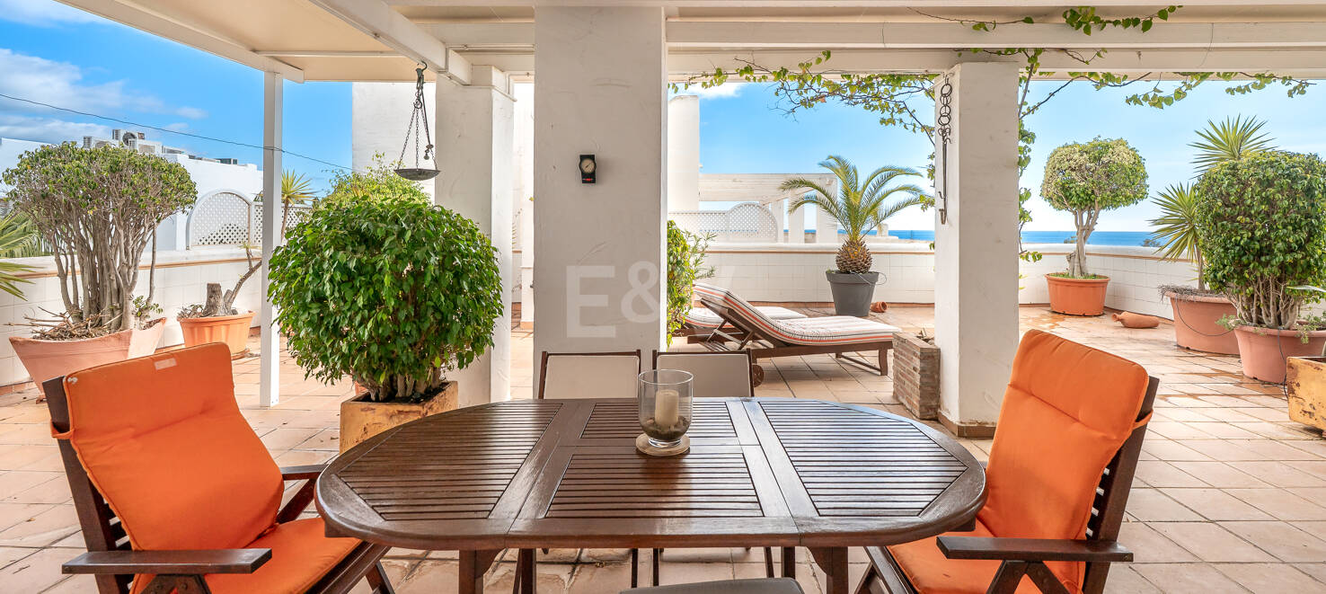 Impresionante ático con vistas al mar en la Milla de Oro de Marbella, a pocos pasos de la playa y de todas las comodidades