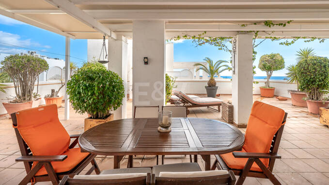 Stunning Sea-View Penthouse on Marbella’s Golden Mile, Steps from Beach & Amenities