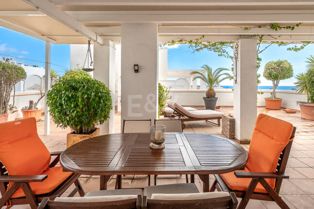 Stunning Sea-View Penthouse on Marbella’s Golden Mile, Steps from Beach & Amenities