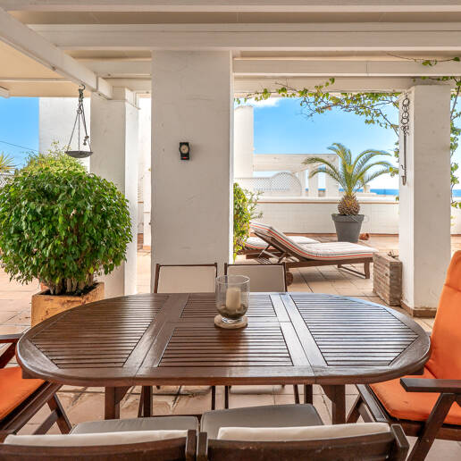 Impresionante ático con vistas al mar en la Milla de Oro de Marbella, a pocos pasos de la playa y de todas las comodidades