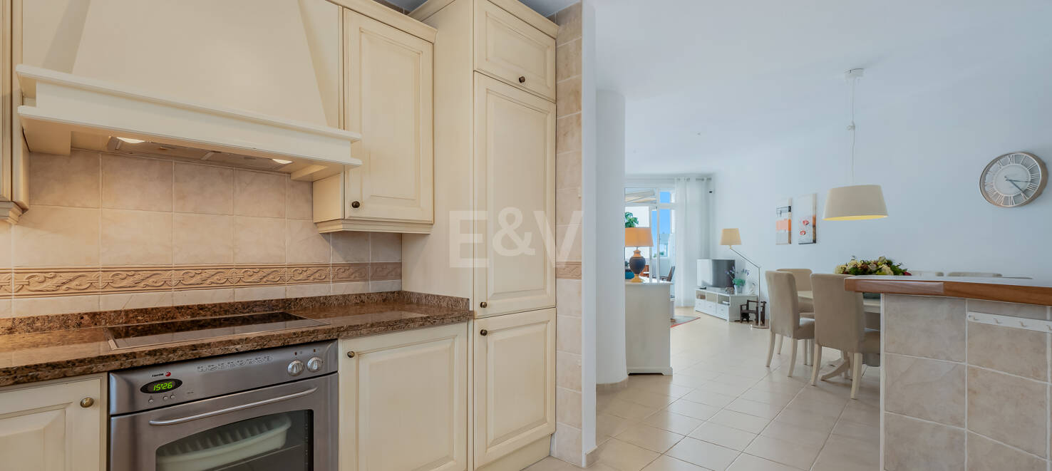 Impresionante ático con vistas al mar en la Milla de Oro de Marbella, a pocos pasos de la playa y de todas las comodidades